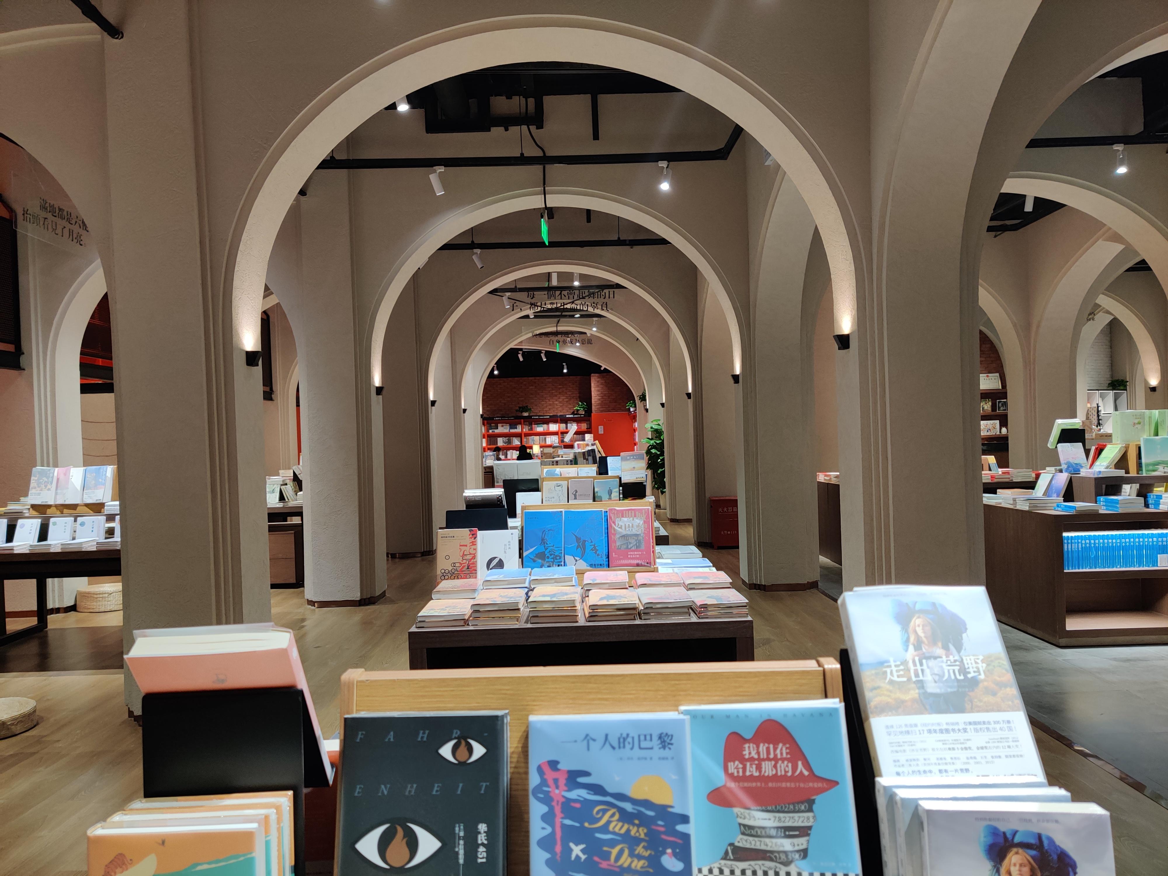 夜上海风格的红磨坊,供应酒水的咖啡馆——这些元素混搭在一起,将几何