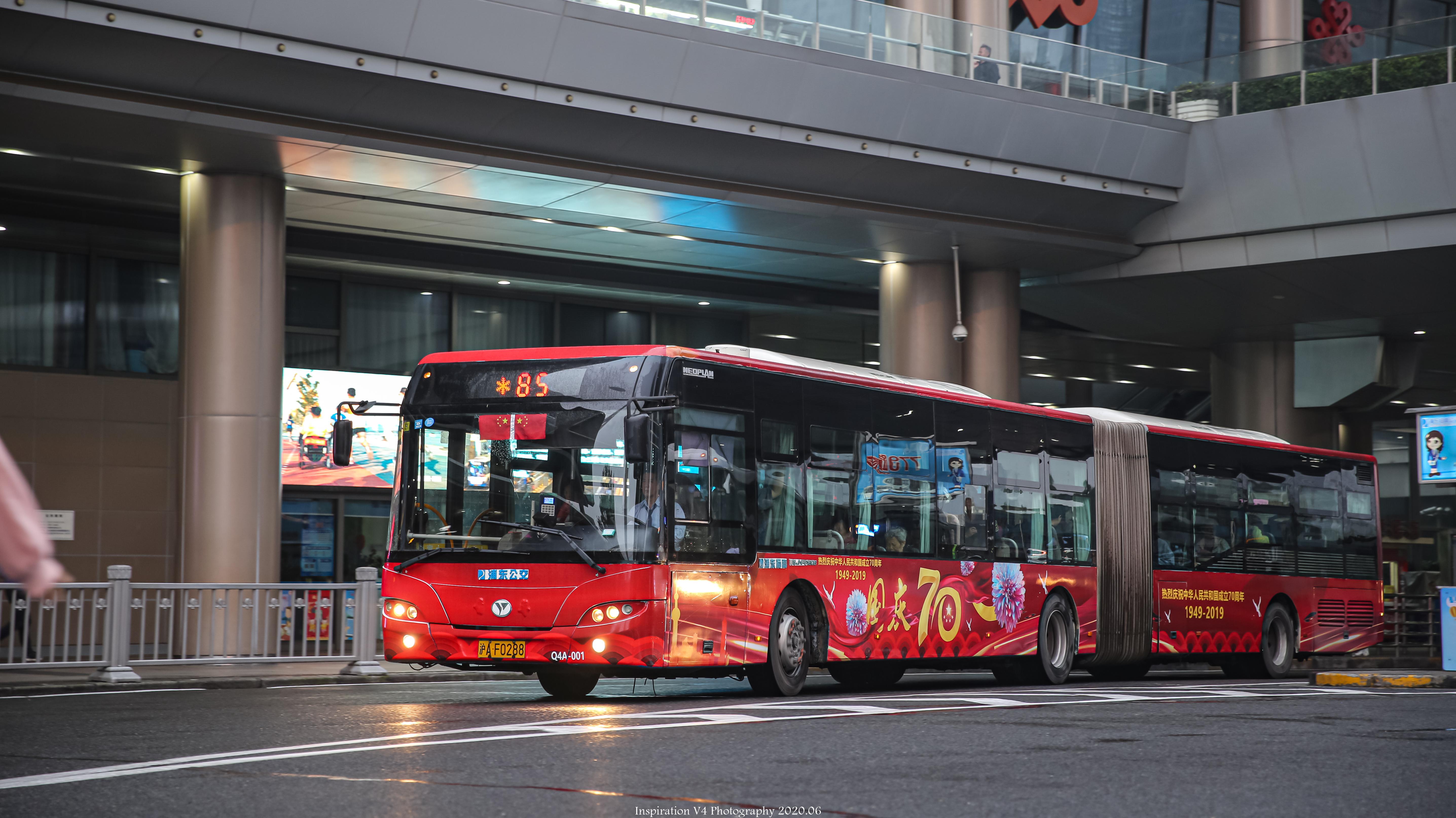 这也是上海最后的传统铰接式柴油巨龙公交车.