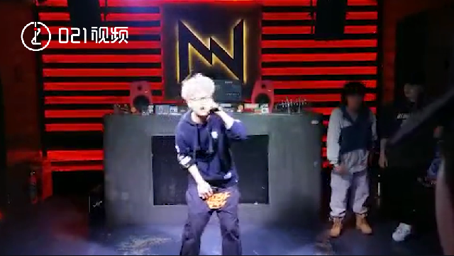 有梦想谁都是rap star!大学生兼职做rapper自制唱片:从小喜欢,睡觉都在唱歌 - 周到