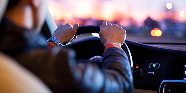 卡车司机贾某无证醉驾集卡,撞击警车及停车示意牌