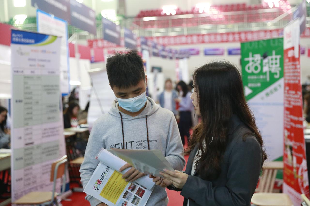 招聘会上拿着offer找工作,大学毕业生求职有选择性焦虑 - 周到