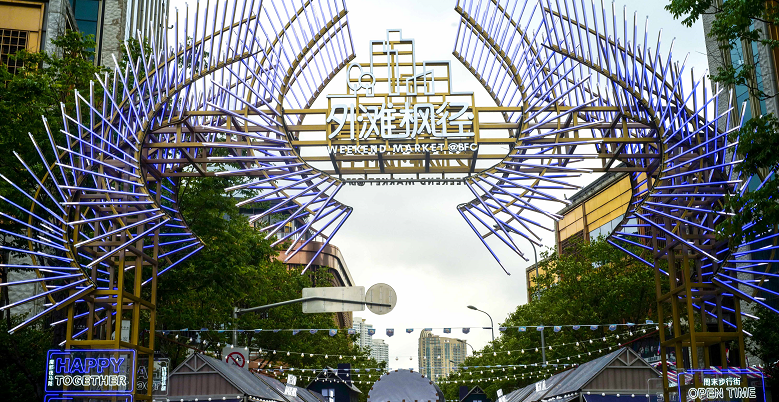 外滩枫径升级回归人气爆棚!下雨天也挡不住的热情