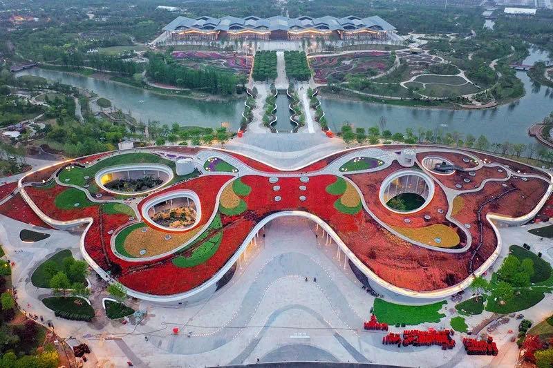 2021-05-08 20:37:45 游船上全程提供免费的沿途景观广播讲解,老上海