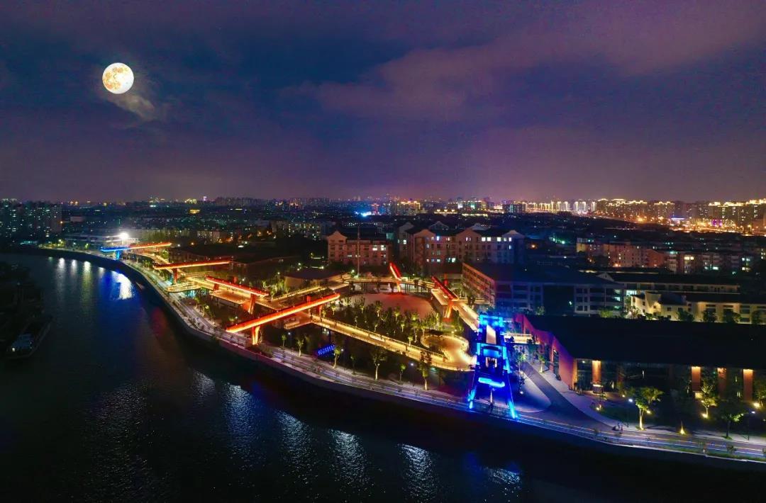 月光与灯光相伴 ,上海宝山星空高线公园中秋开放