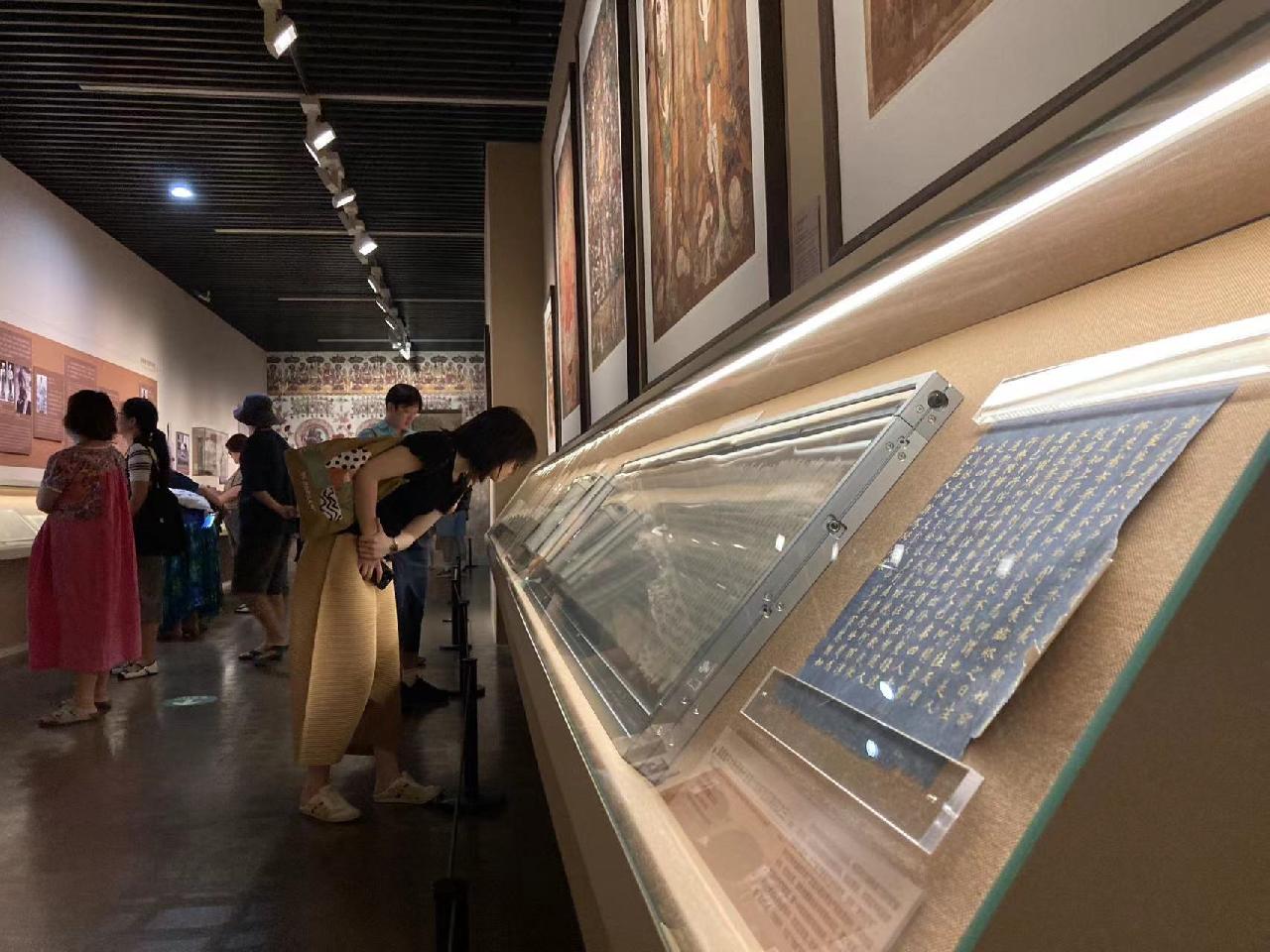 纸质文物精彩超预期，敦煌藏经洞数字回归全球首展